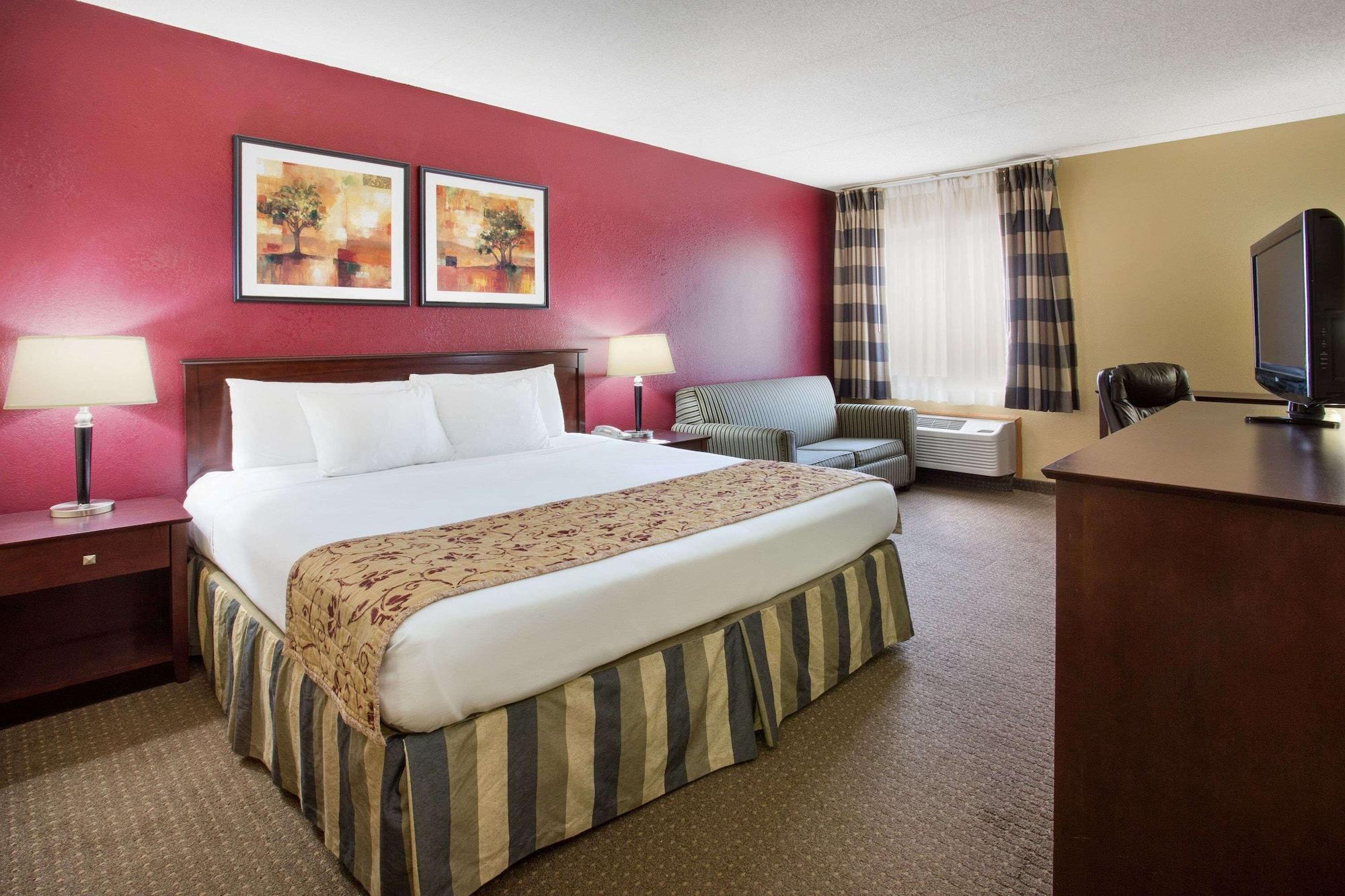 Ramada By Wyndham Bettendorf Exterior photo