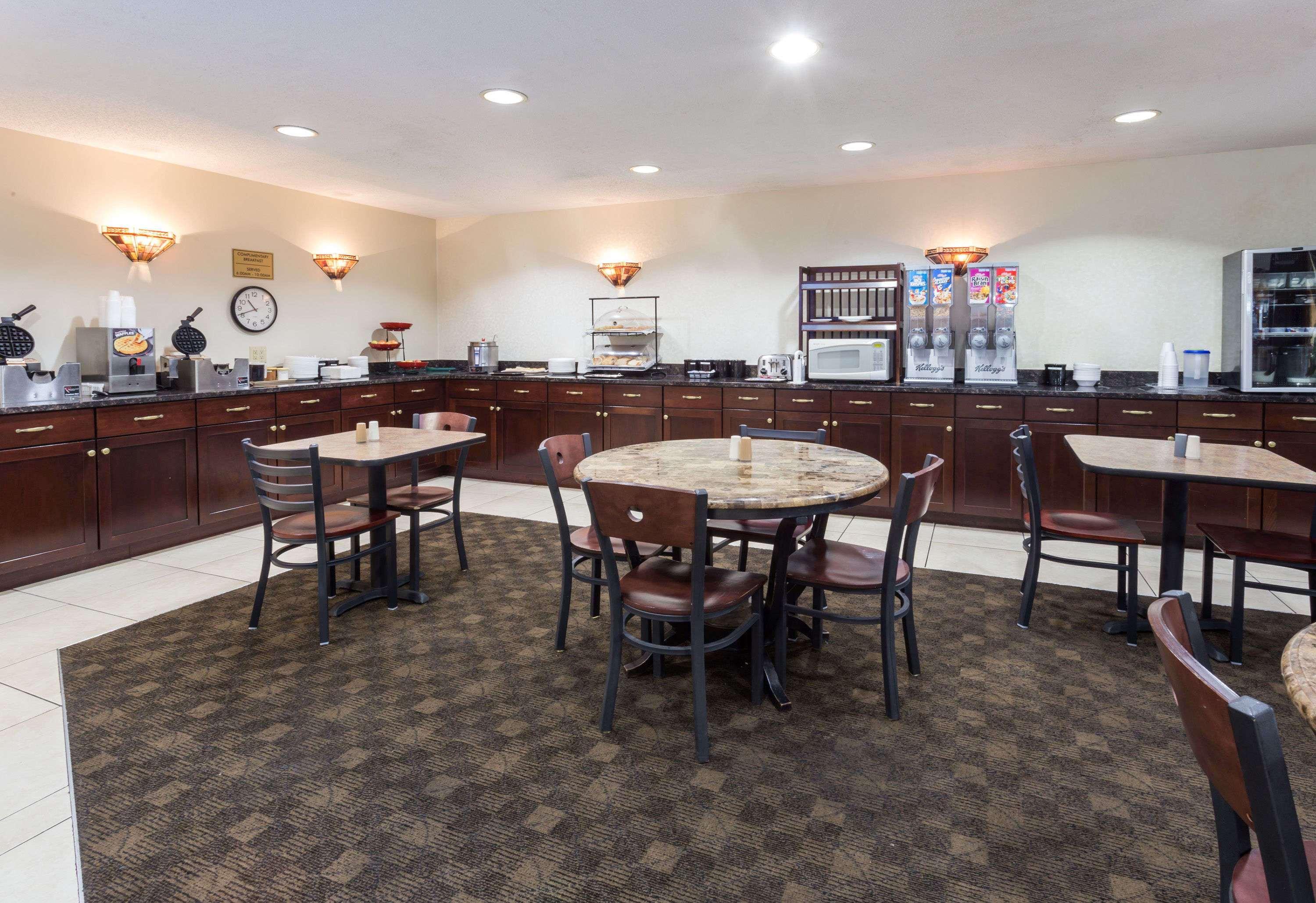 Ramada By Wyndham Bettendorf Exterior photo
