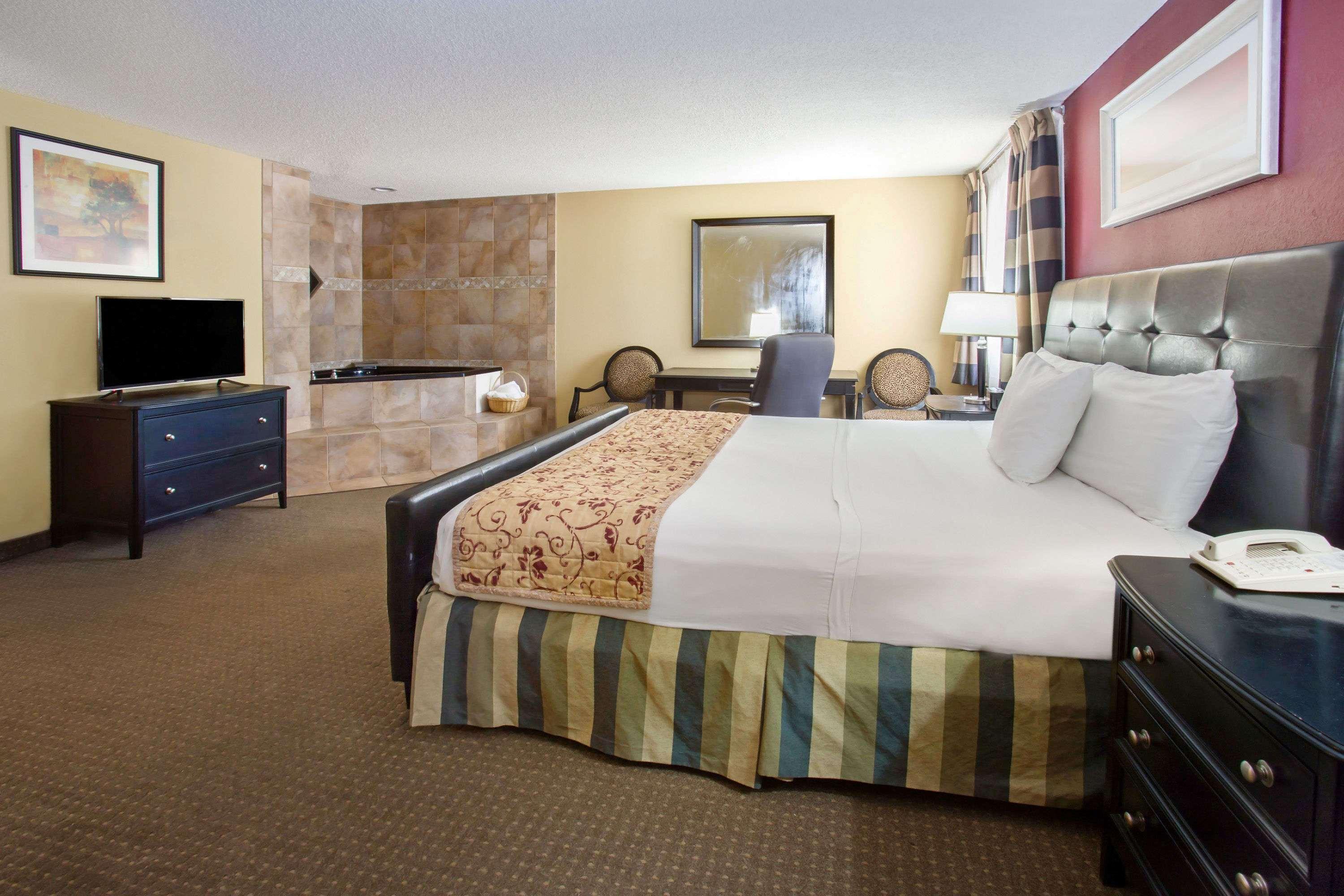 Ramada By Wyndham Bettendorf Exterior photo