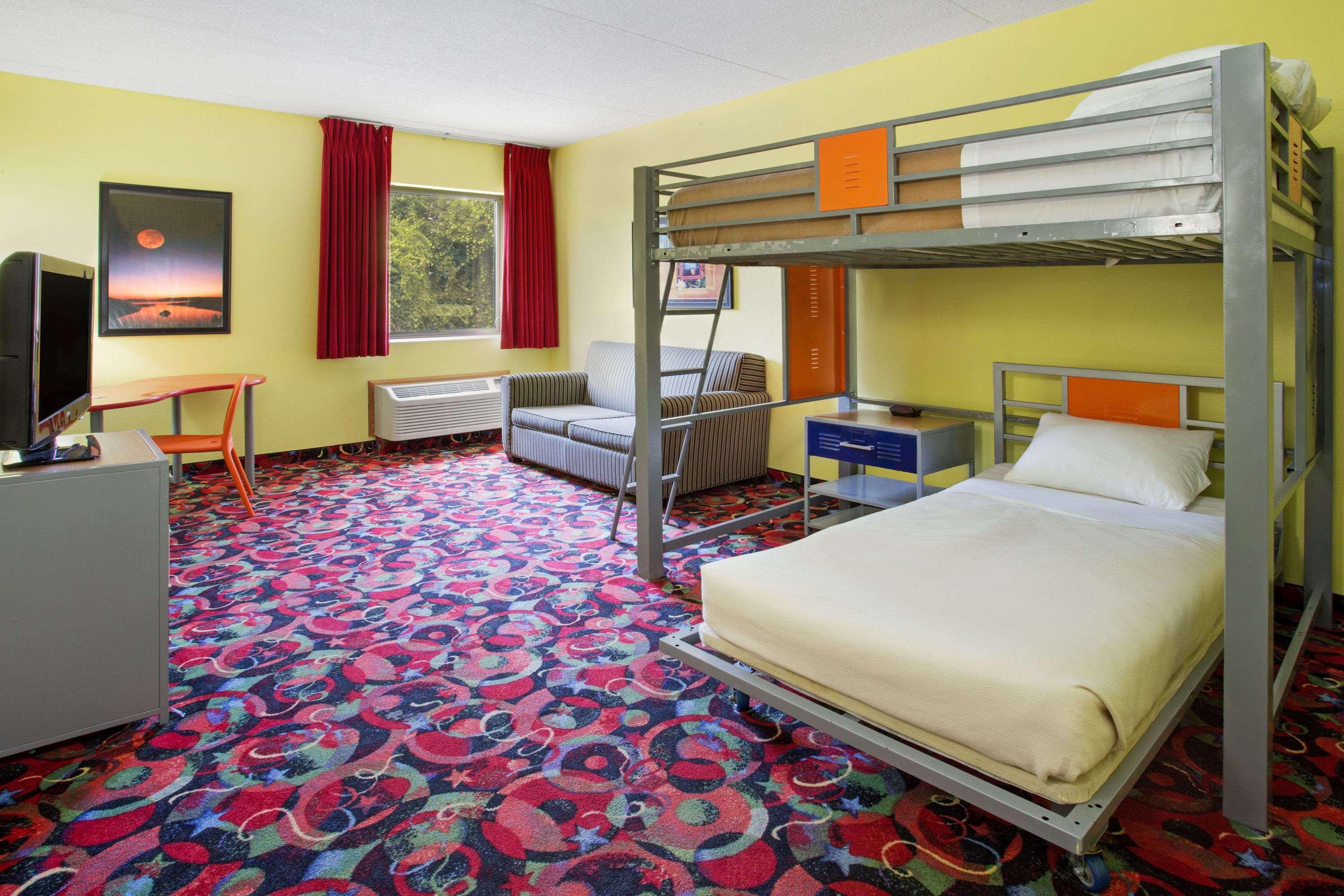 Ramada By Wyndham Bettendorf Exterior photo