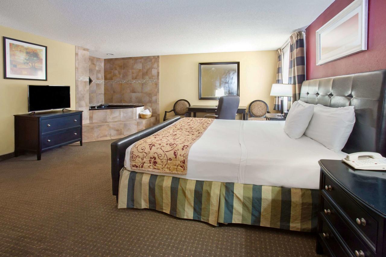 Ramada By Wyndham Bettendorf Exterior photo