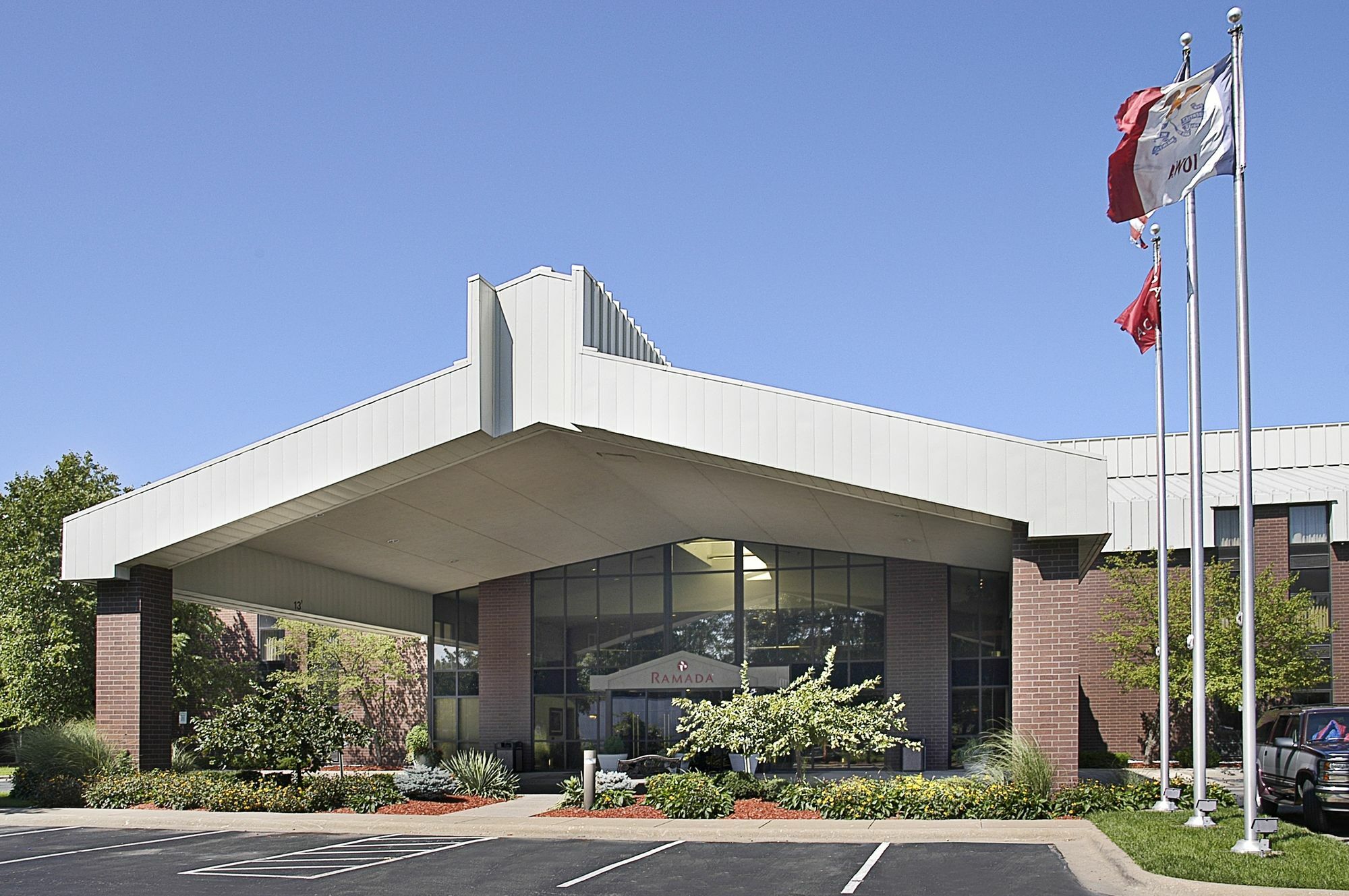 Ramada By Wyndham Bettendorf Exterior photo