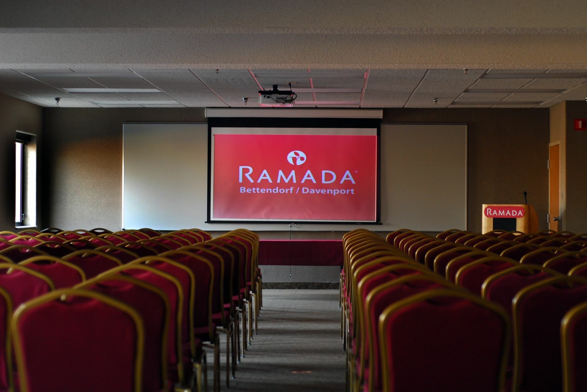 Ramada By Wyndham Bettendorf Exterior photo