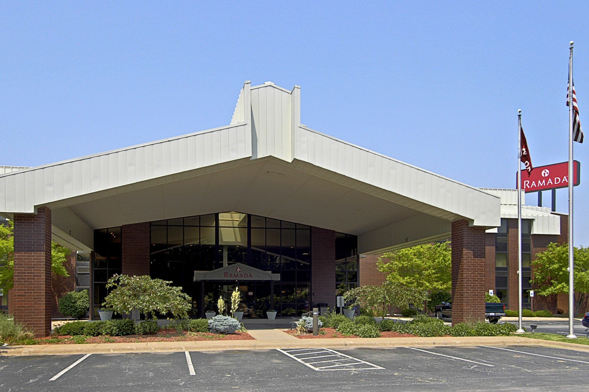 Ramada By Wyndham Bettendorf Exterior photo